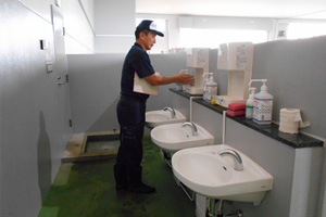 荷捌き施設入場口の手洗場と足洗場