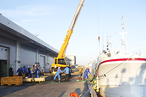 漁船から荷捌き施設内へ速やかに漁獲物を搬入
