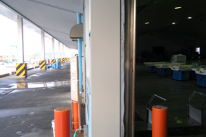 陸揚げ岸壁（左）、仕切り壁（中）、荷捌き施設内（右）